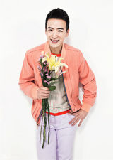 组图：魏千翔曝春日暖心大片 展花美男魅力