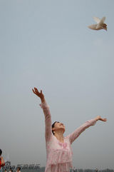 组图：芙蓉姐姐出席公益活动 放飞和平鸽露肉走光