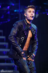 组图：比伯北京个唱半裸秀肌肉搂美腿女歌迷