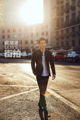 明星爱街拍：大长腿欧巴孙艺洲&金世佳的时装秀