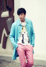 组图：何润东冬日写真粉裤蓝衣帅气十足