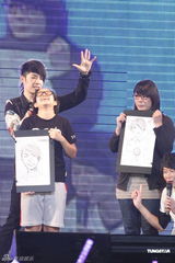 组图：吴建豪音乐会秀绘画才艺 调侃自己眼睛小