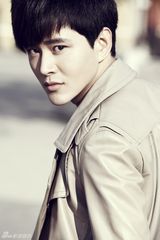 组图：黄明风衣写真展浓浓冬意显熟男本色