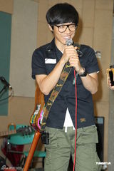 组图：卢广仲不畏台风彩排 郭采洁探班送补品