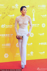 组图：影后章子怡单人镇场 蕾丝连体装高挑霸气