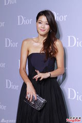 高清图：全智贤抹胸裙女神范 与任达华热情拥抱