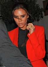 组图：维多利亚桔色套裙靓丽秀美腿 与时尚大师会面