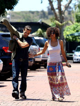 组图：哈利-贝瑞长裙现身和未婚夫午餐