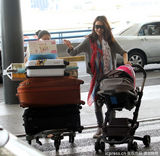 组图：蔡少芬携双女返港 行李超重逼疯辣妈