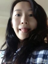 组图：李念晒居家自拍露乳沟 素颜清新