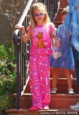 组图：詹妮弗-加纳携女出游 宝贝们红蓝搭配很可爱