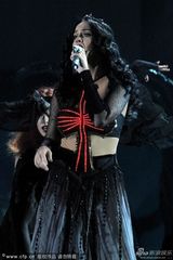 组图：凯蒂-佩里红十字Bra挺雪乳飚唱新单