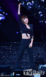 组图：Kara新辑发布 透视装秀蛮腰耍性感