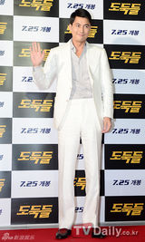 组图：韩佳人郑雨盛(郑宇成)等捧场《强盗们》VIP试映会