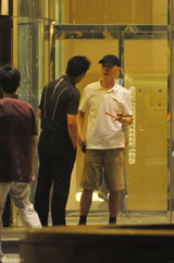 独家：葛优会友吃饭 酒店门口抽雪茄热聊