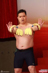 高清图：2012亚洲先生首次面试 泳裤示人奇招尽出