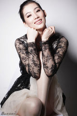 组图：赵茉舒拍蕾丝镂空写真甜美清新