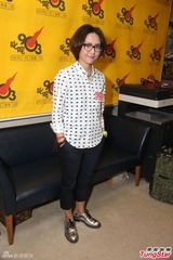 组图：周笔畅香港宣传新专辑 自嘲说话慢半拍