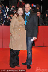 幻灯图：《孩子们没事》首映 朱丽安-摩尔黑裙性感