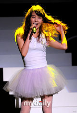 组图：韩歌手IU出道千日粉丝见面会 公主裙可爱俏皮