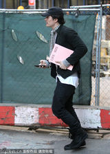 组图：奥兰多现身百老汇 恢复单身心情不错