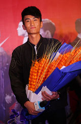 组图：快男携合辑北京首签 歌迷力挺人气爆棚