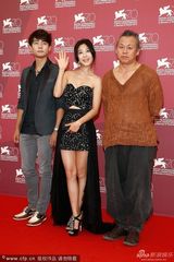 组图：《莫比乌斯》发布会 徐英雨献吻李恩宇