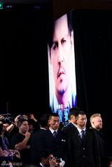 组图：德普北京宣传新片 获萌娃热吻愿定居中国