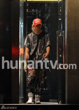 组图：韩庚江铠同吃火锅小心翼翼甜蜜回家