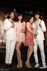 组图：李威林逸欣为新戏宣传 多场吻戏激不出火花