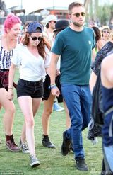 组图：帕丁森分手后绯闻不断 载红发美女回爱巢