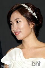 组图：韩谐星尹亨彬郑京美幸福大婚想生双胞胎