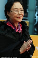 组图：斯琴高娃现身北影节红毯 黑披肩显霸气