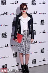 组图：Key宋茜IVY出席活动墨镜帅气十足