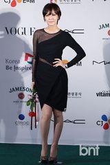 组图：韩孝珠玉泽演等众星亮相釜山电影节蓝毯