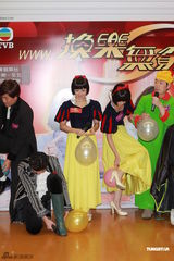 组图：《换乐无穷》宣传 胡杏儿李诗韵扮白雪公主