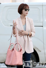 组图：韩星黄静茵粉西装搭黑超帅气现身机场