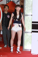 高清组图：AKB48三成员抵港宣传 签名会下场做评委