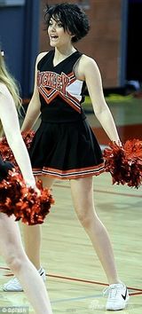 组图：杰克逊女儿变啦啦队员 舞花球高抬腿抢镜