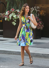 组图：艾米-罗森印花连衣裙展夏日风情