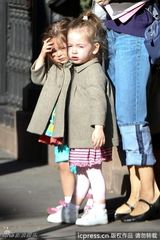组图：杰西卡-帕克接女儿放学妹妹得宠姐姐吃醋