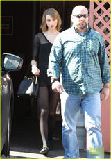 组图：斯威夫特穿性感透视装上街 超短裙秀玉腿