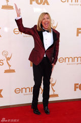 组图：艾美奖红毯 史蒂文-科若卡奴眼神呆滞玩恶搞