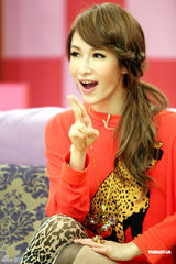 组图：萧亚轩上瑶瑶节目宣传新碟 自曝不爱大胸