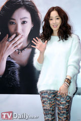 组图：韩星郑丽媛办签名会亲切随和甜美卖萌