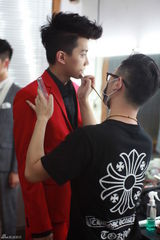 组图：范世琦居来提烟熏妆容翻唱EXO-M《MAMA》