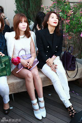 高清图：崔始源韩艺瑟等助阵时尚活动相谈甚欢