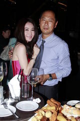 组图：温碧霞庆生与老公接吻秀甜蜜