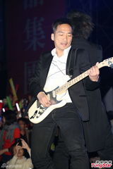 组图：五月天尾牙演出high爆 热度堪比演唱会