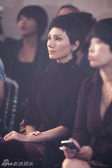 组图：袁泉酒红裙装优雅亮相巴黎秀场